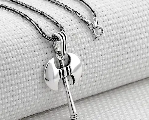 Parlatılmış temiz gümüş kolye doğal ışıkta