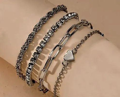 925 ayar gümüş takı seçimi hakkında bilgi veren şık kadın kolyesi görseli