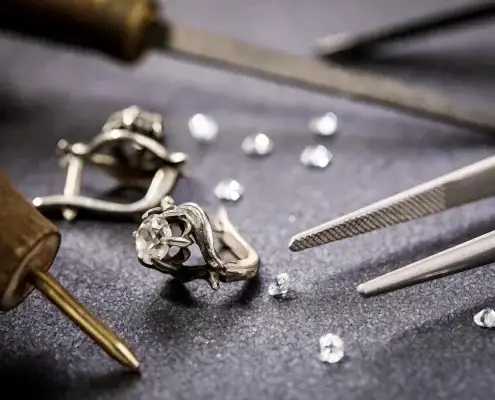 altın ve gümüş takı tamiri yapan usta elleri