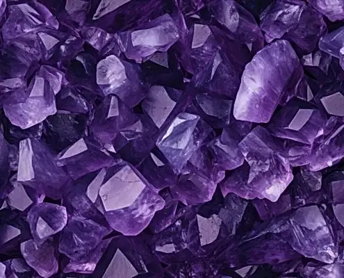 Mor renkli ametist taşı doğal ışık altında