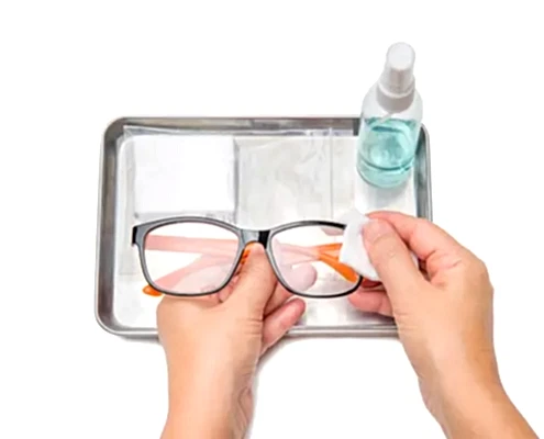 Mikrofiber bezle gözlük camı temizleme işlemi